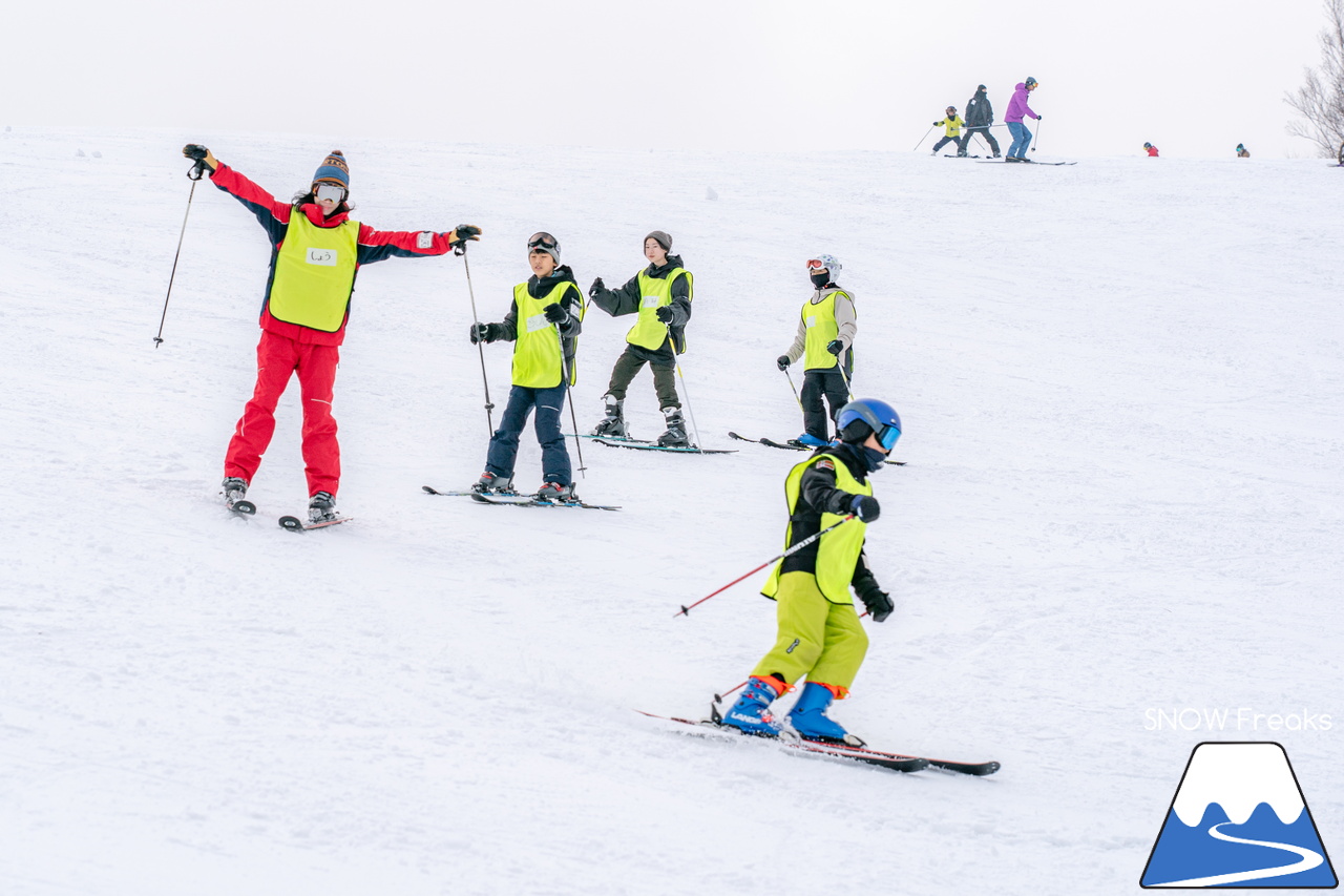 井山敬介さんと秋元日菜子さんのコンビは今年も健在！さらに、サプライズゲストも登場？！憧れのスキーヤーと一緒に雪と戯れ、『いちえ』の美味しいランチをいただく…。夢のようなイベント。めもるホールディングス presents プロスキーヤー・井山敬介さんと行く｜ダイナスティスキーリゾート